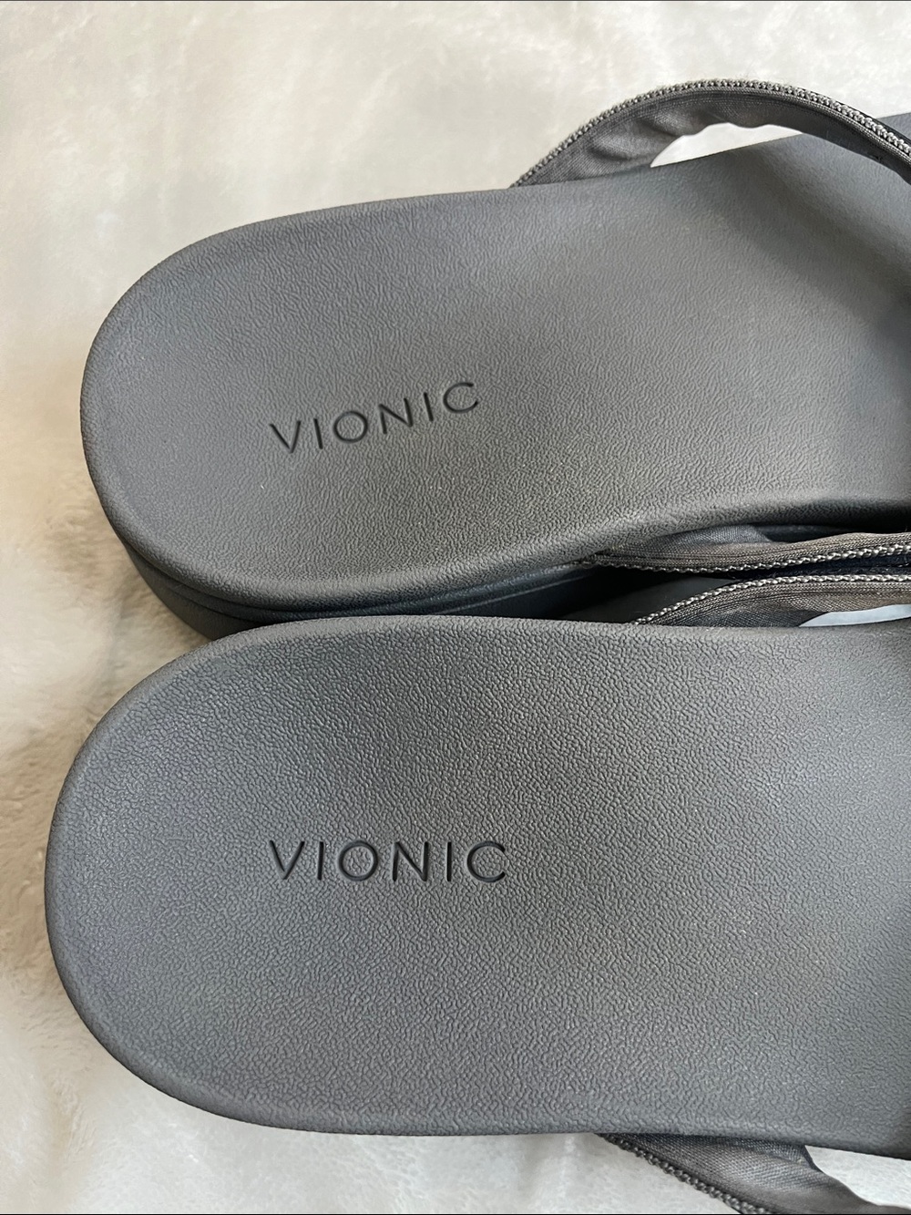 Vionic Women's Charcoal Gray Comfort Thong Sandals - Picture 3 of 13